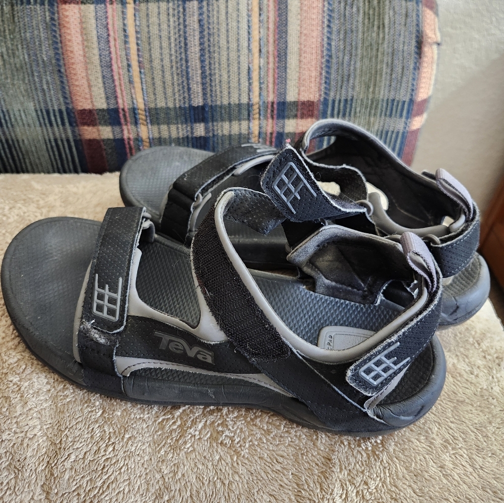 Mens worn Teva sandals size 9